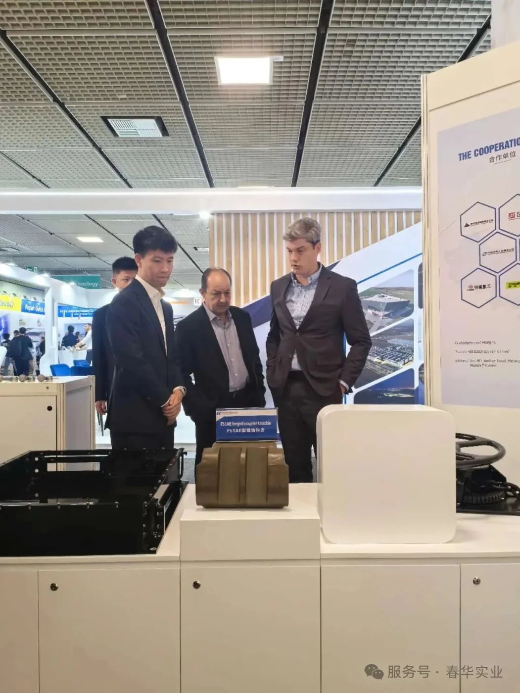 Visitors and a Chunhua representative discussing the components displayed at the exhibition stand