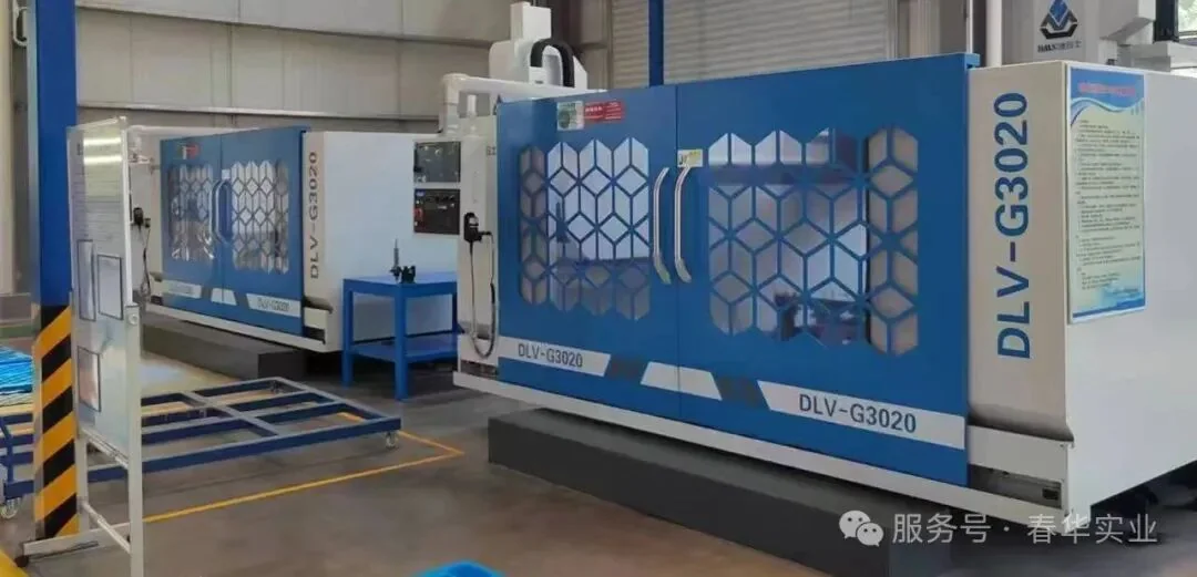 Chunhua manufacturing equipment with blue protective enclosure, pictured in the original exhibition report