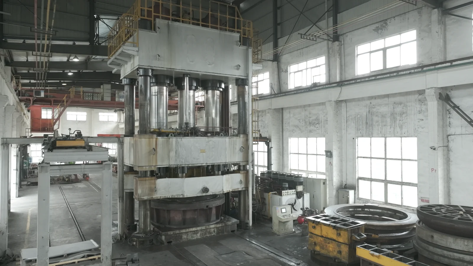 Double-action hydraulic press and its loading area
