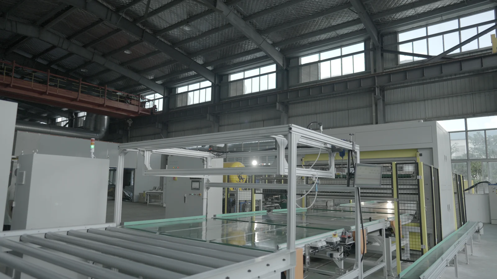 Vacuum-chamber helium leak detection equipment and roller conveyor